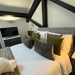 Stylish 2 Bed Apartment - 24Hr Check-In - Free Wifi, Netflix, Live Tv & Sports