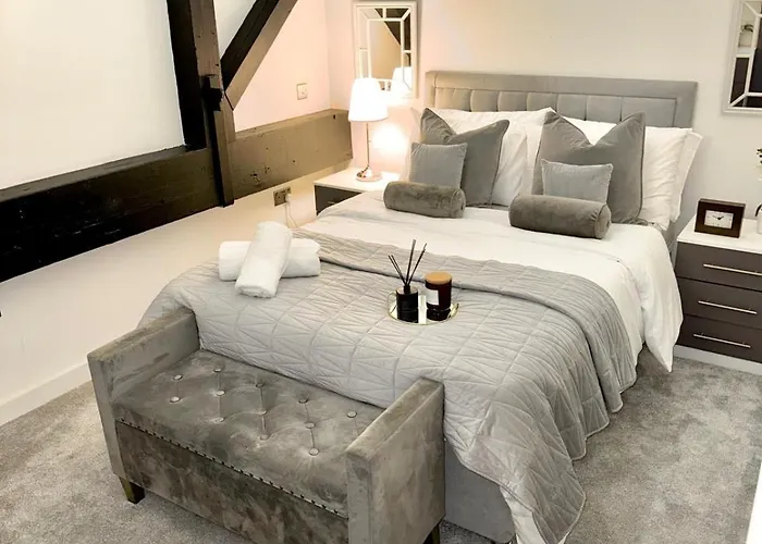 Stylish 2 Bed Apartment - 24Hr Check-In - Free Wifi, Netflix, Live Tv & Sports