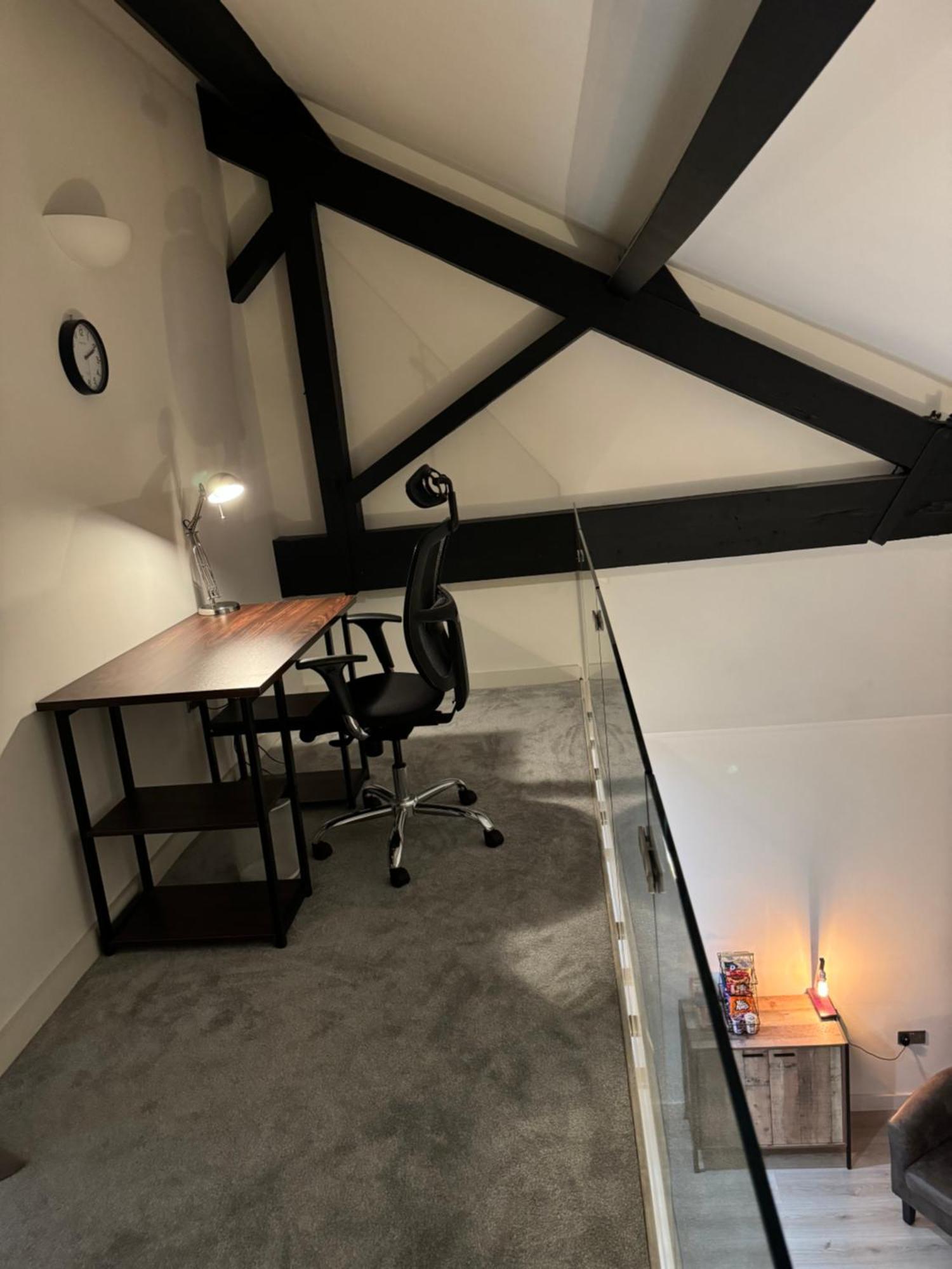 Apartment Stylish 2 Bed - 24hr Check-in - Free Wifi, Netflix, Live Tv & Sports