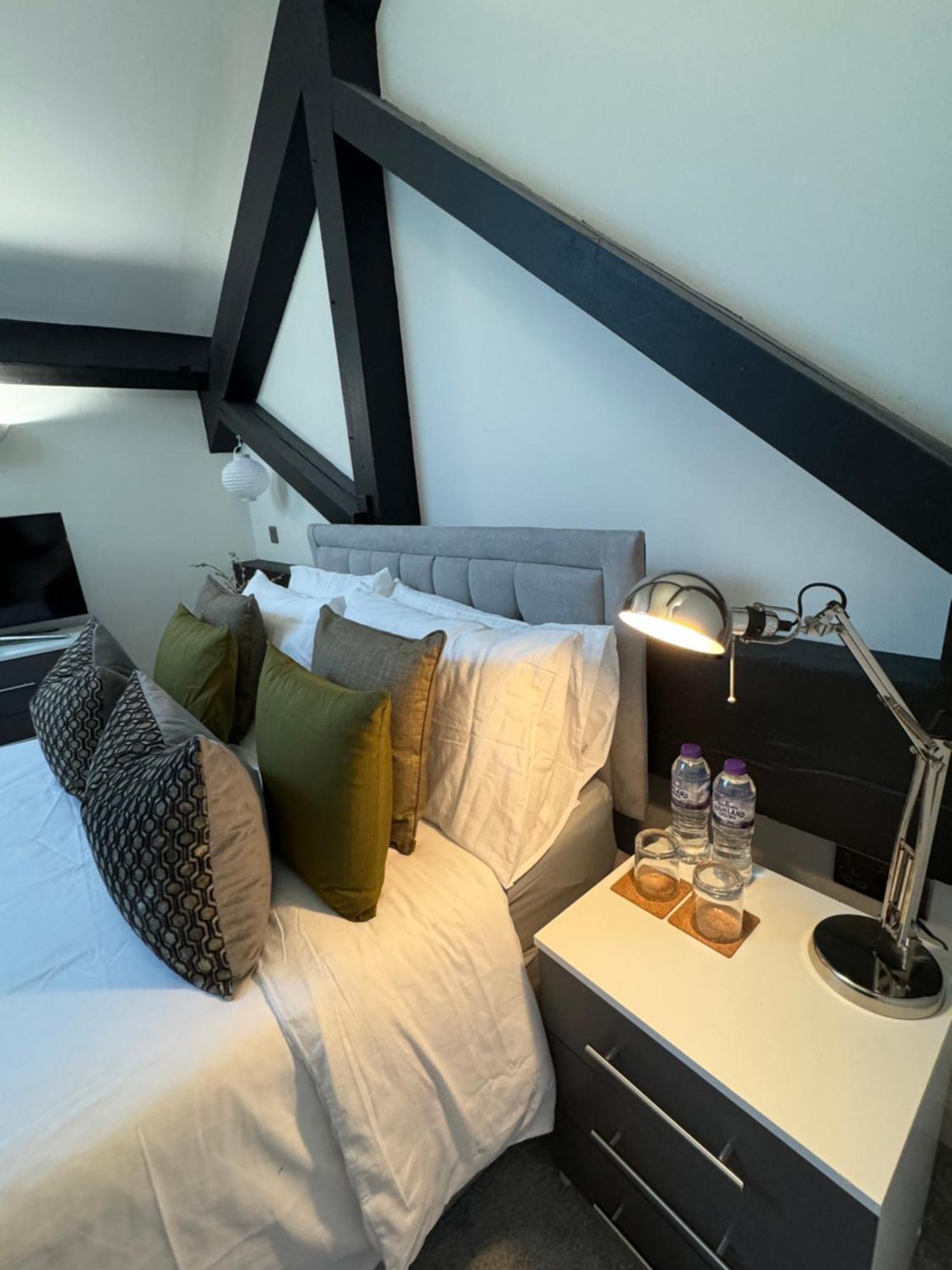 Stylish 2 Bed - 24hr Check-in - Free Wifi, Netflix, Live Tv & Sports *