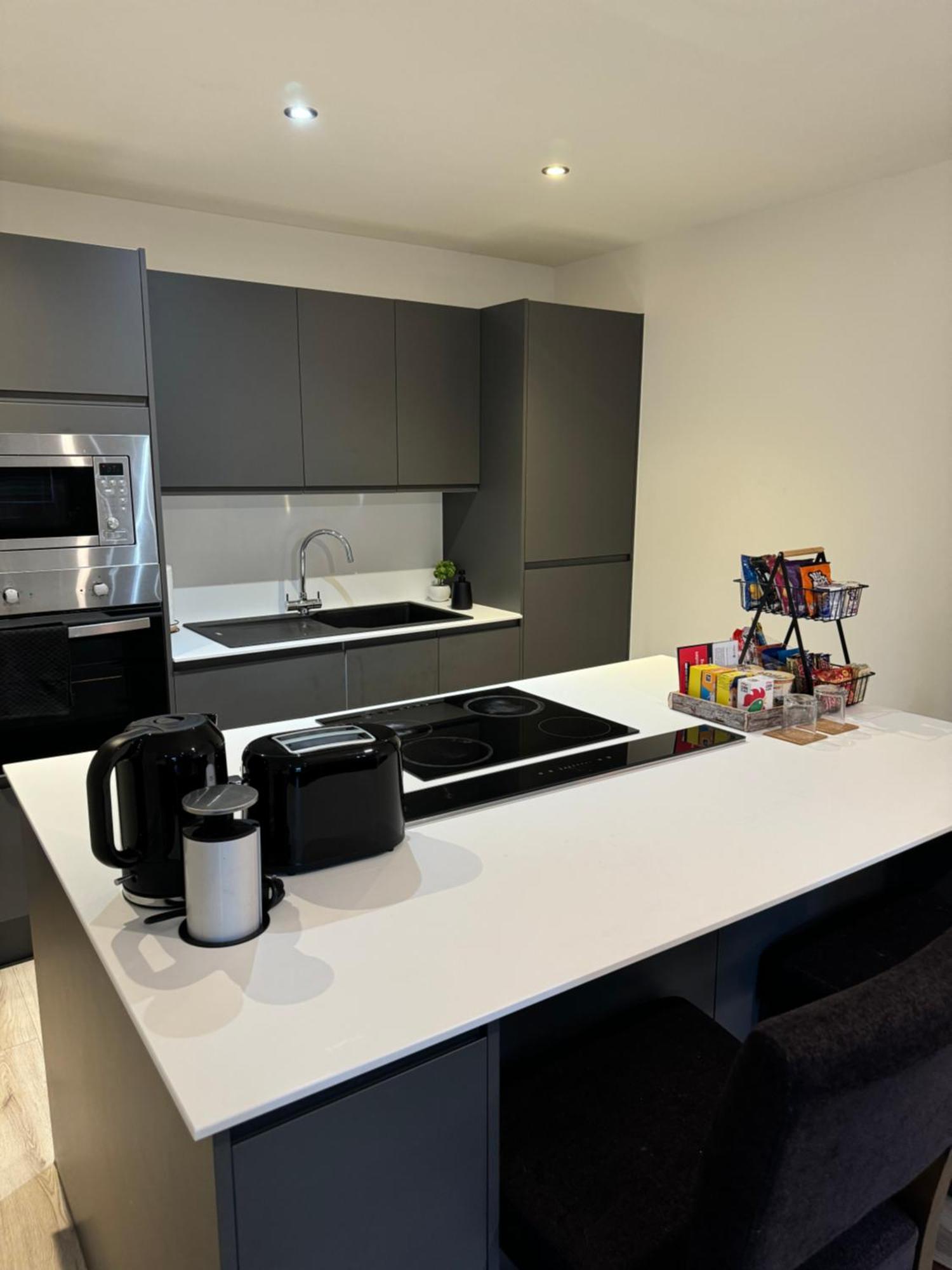 Stylish 2 Bed - 24hr Check-in - Free Wifi, Netflix, Live Tv & Sports Bradford (West Yorkshire)