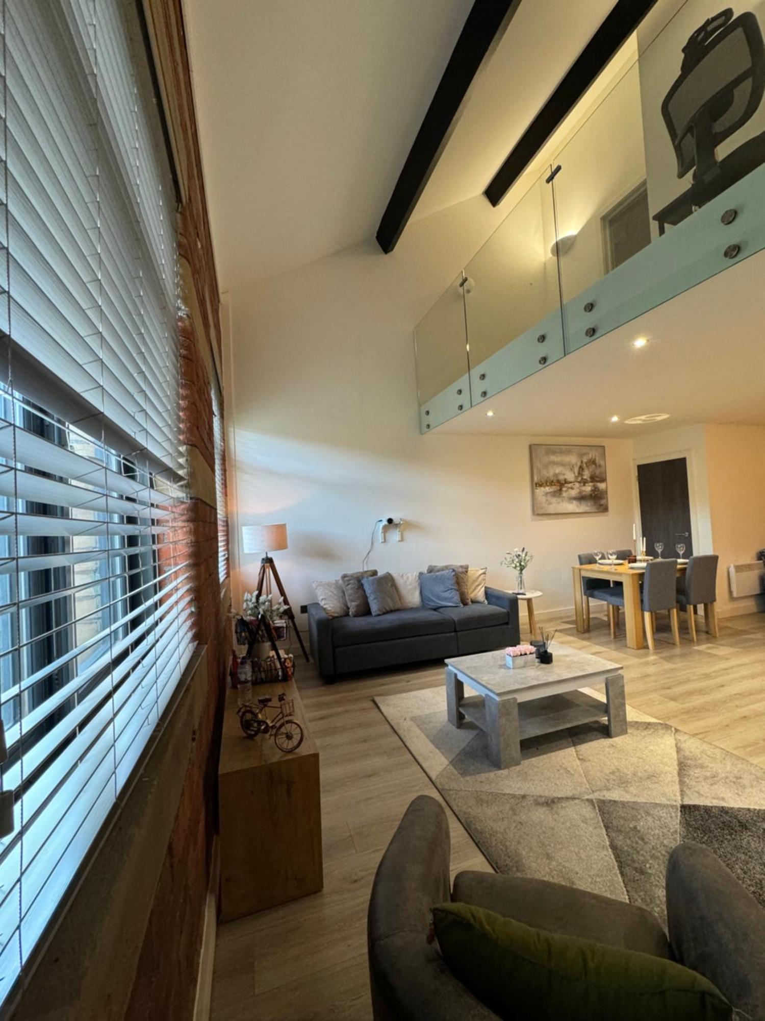 Apartment Stylish 2 Bed - 24hr Check-in - Free Wifi, Netflix, Live Tv & Sports *