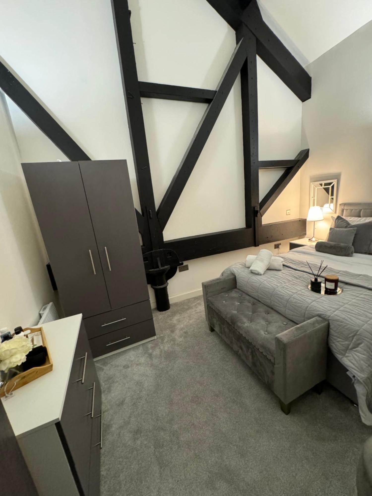 Stylish 2 Bed - 24hr Check-in - Free Wifi, Netflix, Live Tv & Sports Apartment *