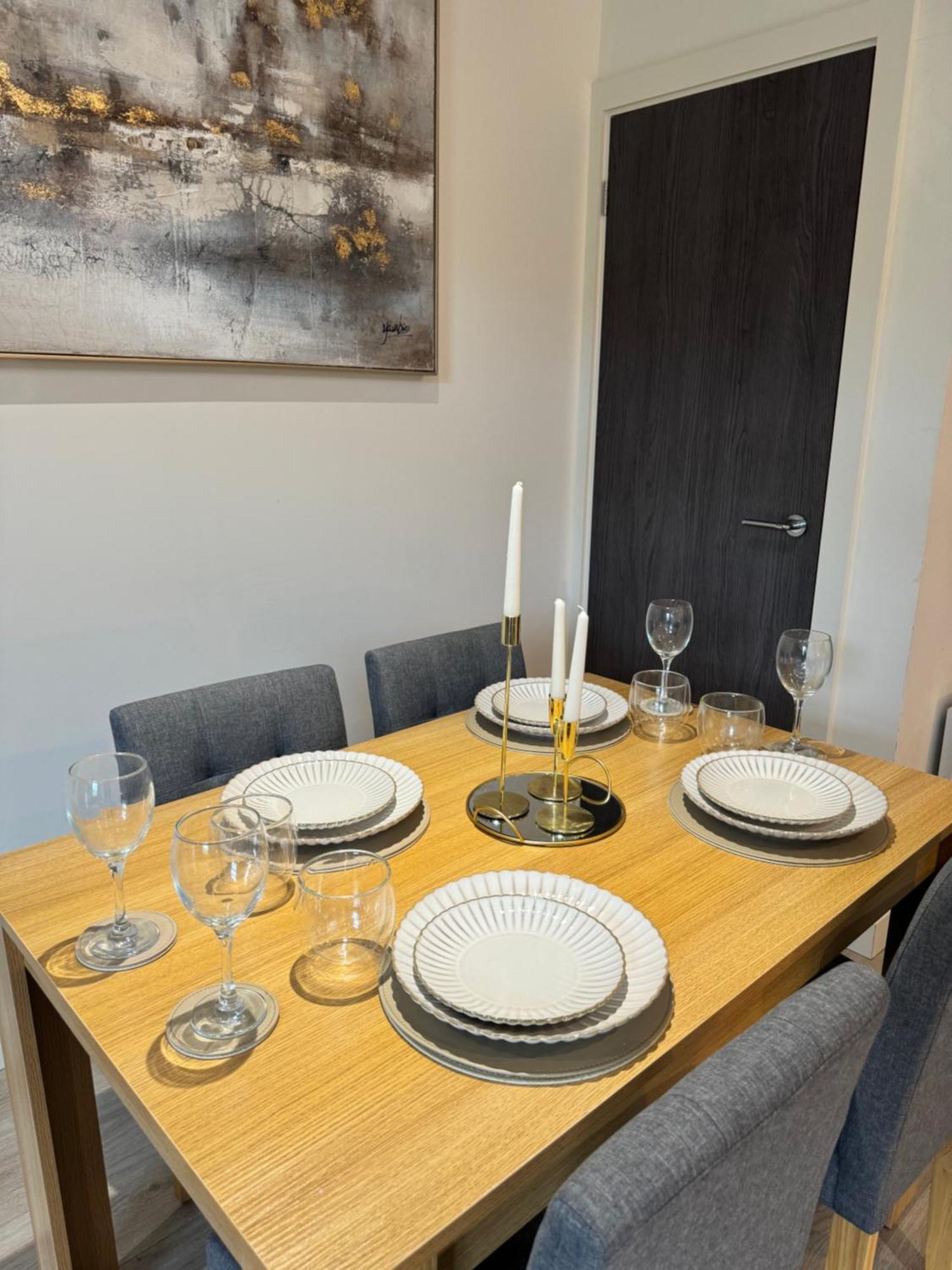 Stylish 2 Bed - 24hr Check-in - Free Wifi, Netflix, Live Tv & Sports Apartment Bradford (West Yorkshire)