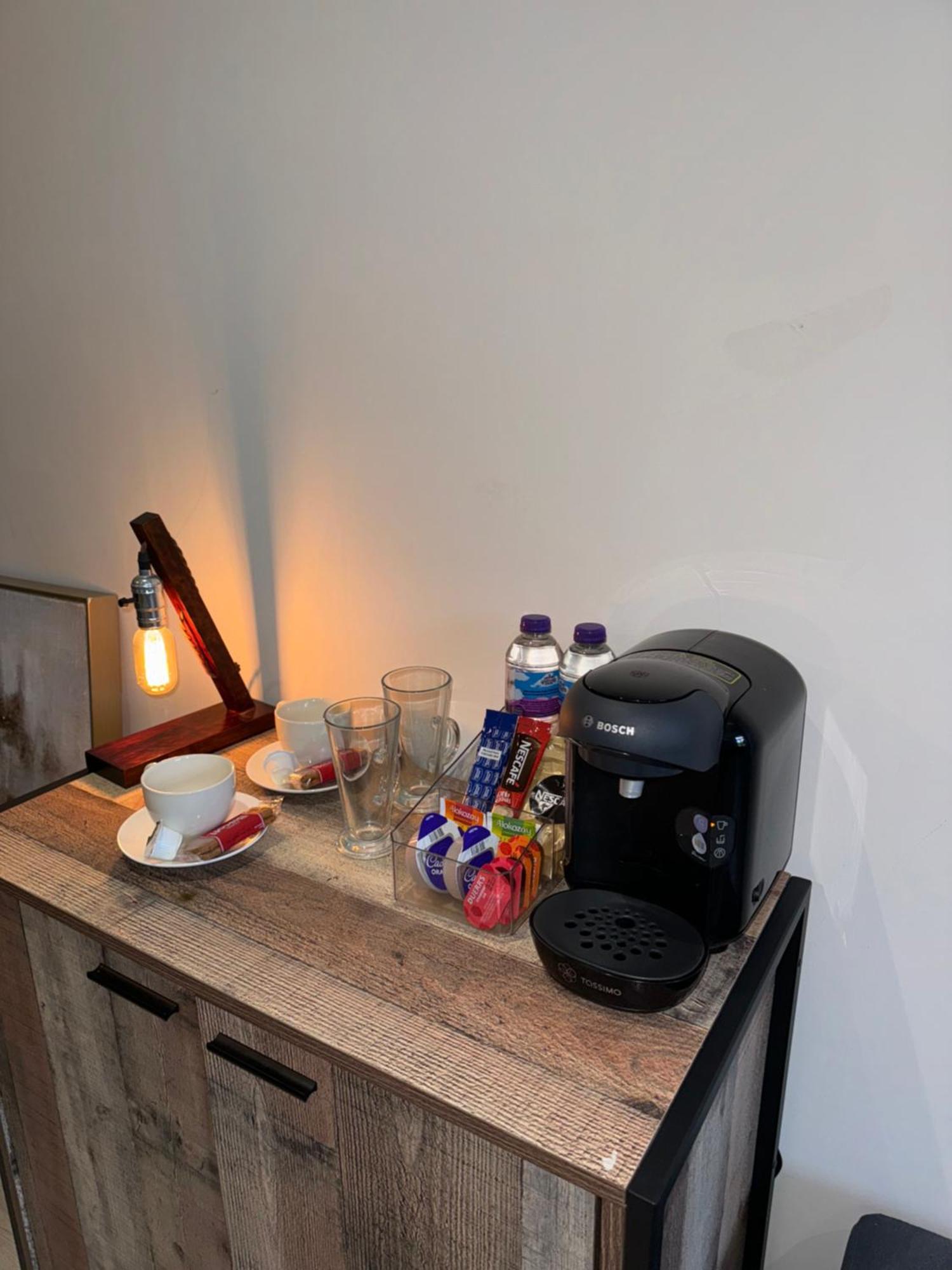 Stylish 2 Bed - 24hr Check-in - Free Wifi, Netflix, Live Tv & Sports *
