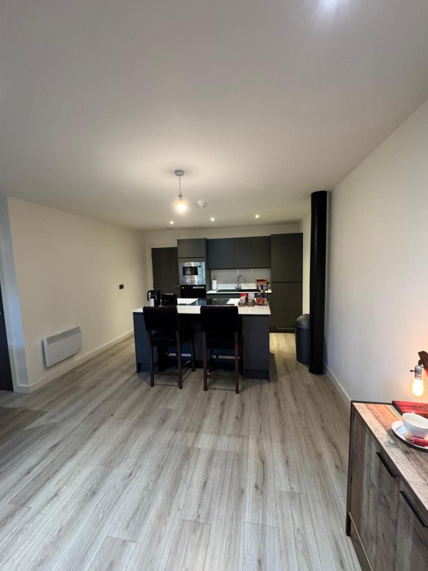 Stylish 2 Bed - 24hr Check-in - Free Wifi, Netflix, Live Tv & Sports Apartment