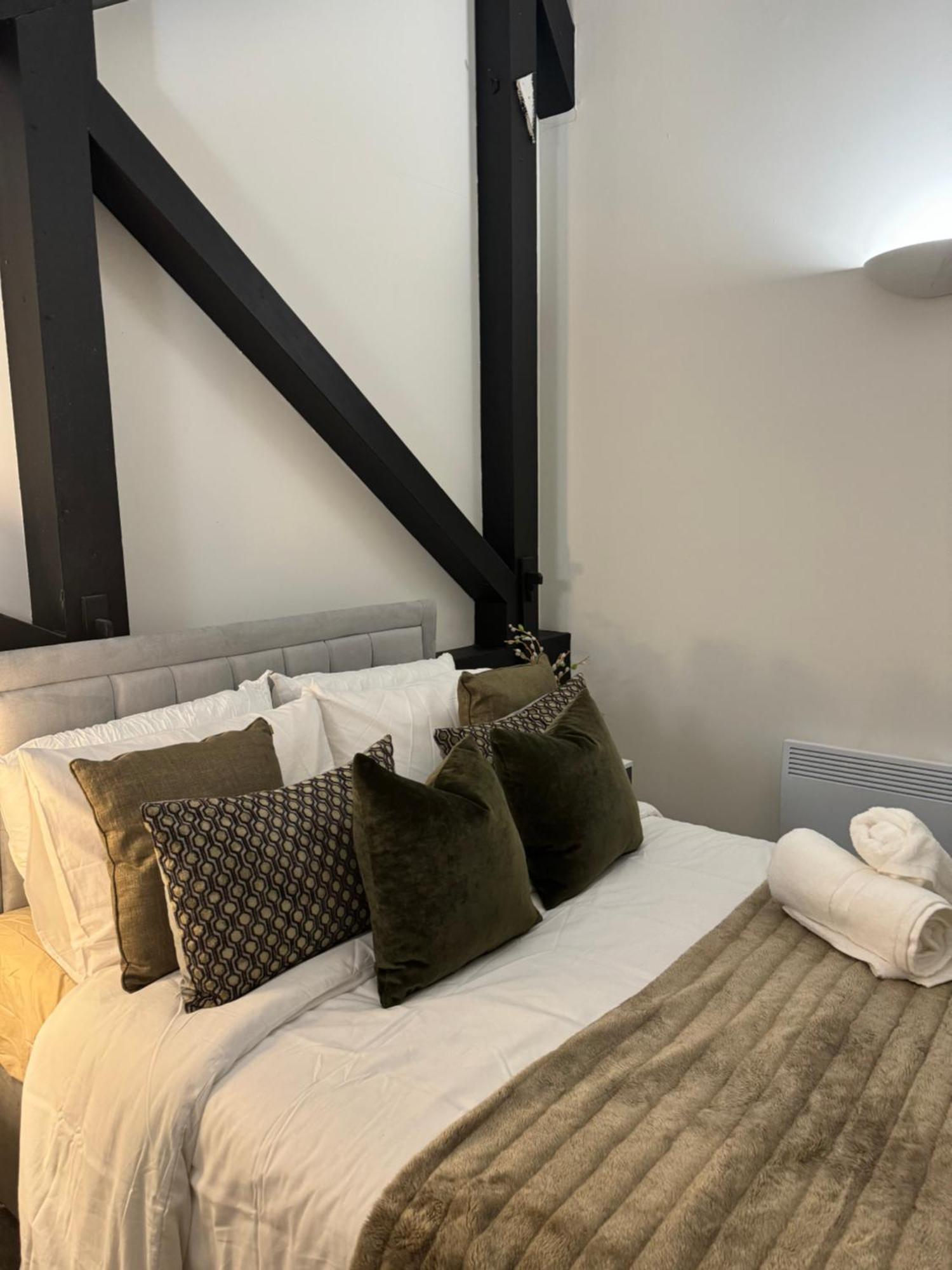 Apartment Stylish 2 Bed - 24hr Check-in - Free Wifi, Netflix, Live Tv & Sports