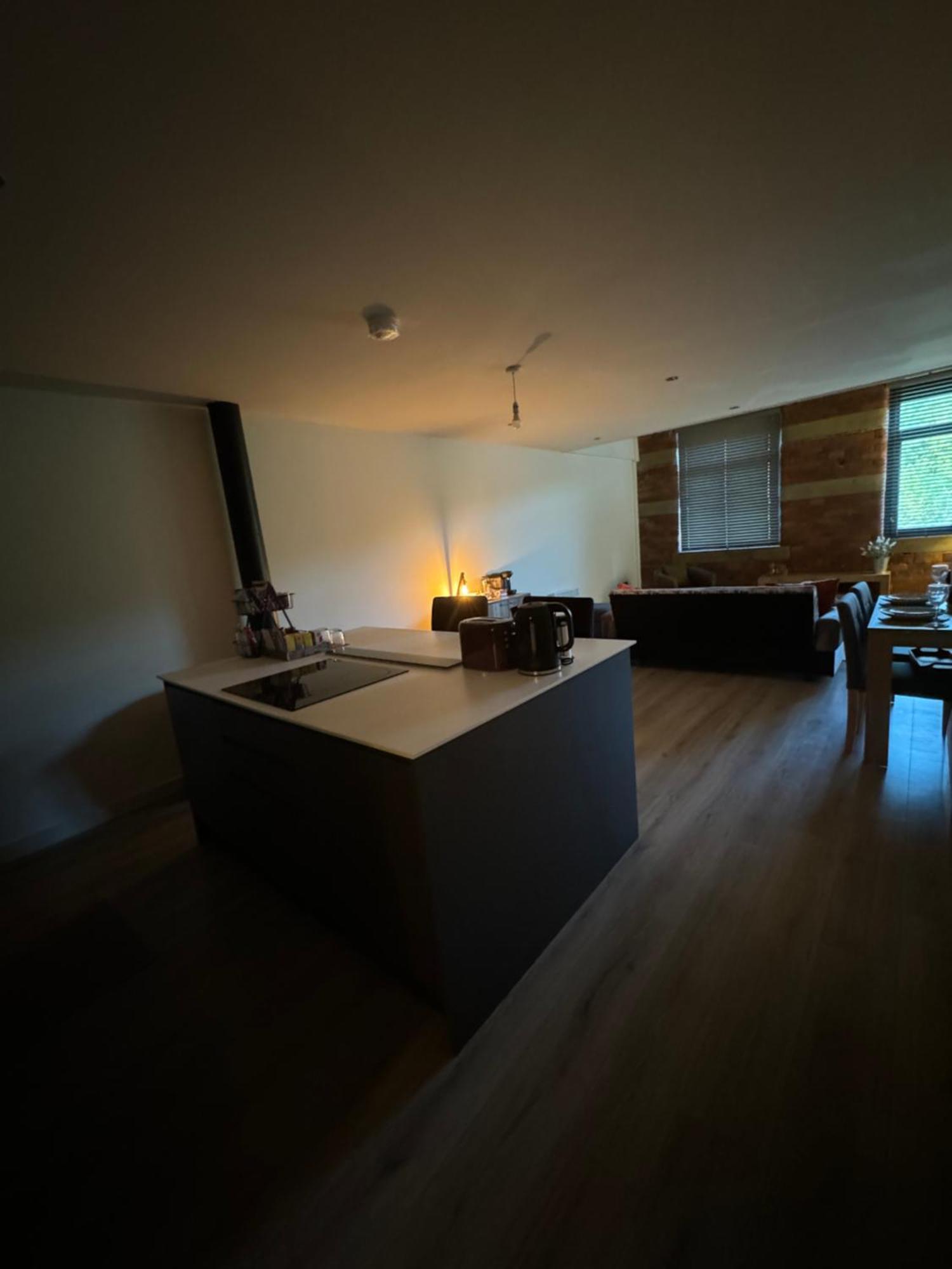 Stylish 2 Bed - 24hr Check-in - Free Wifi, Netflix, Live Tv & Sports Apartment *