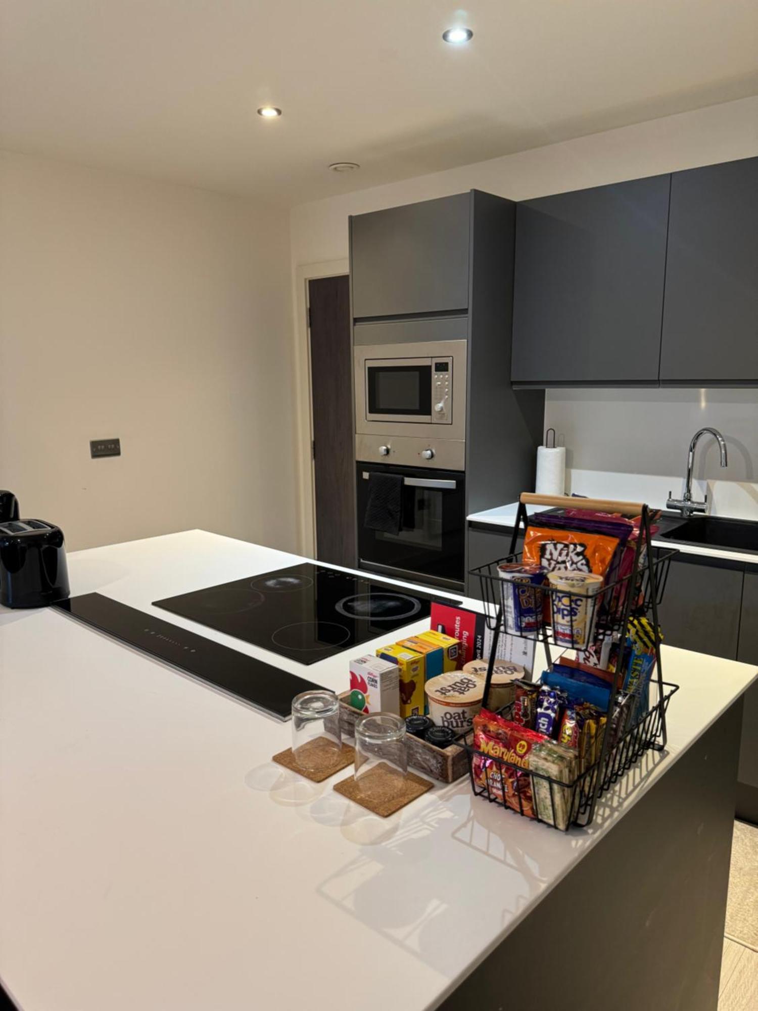 Stylish 2 Bed - 24hr Check-in - Free Wifi, Netflix, Live Tv & Sports