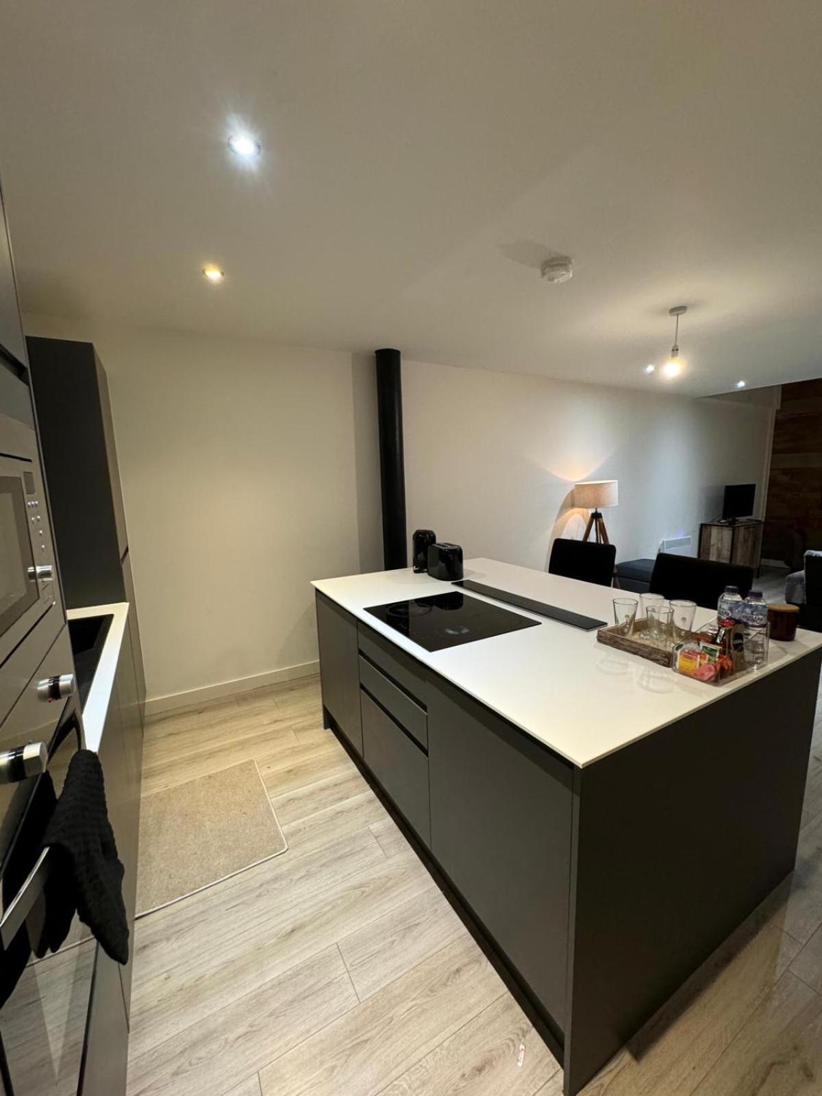 Stylish 2 Bed - 24hr Check-in - Free Wifi, Netflix, Live Tv & Sports Bradford (West Yorkshire)