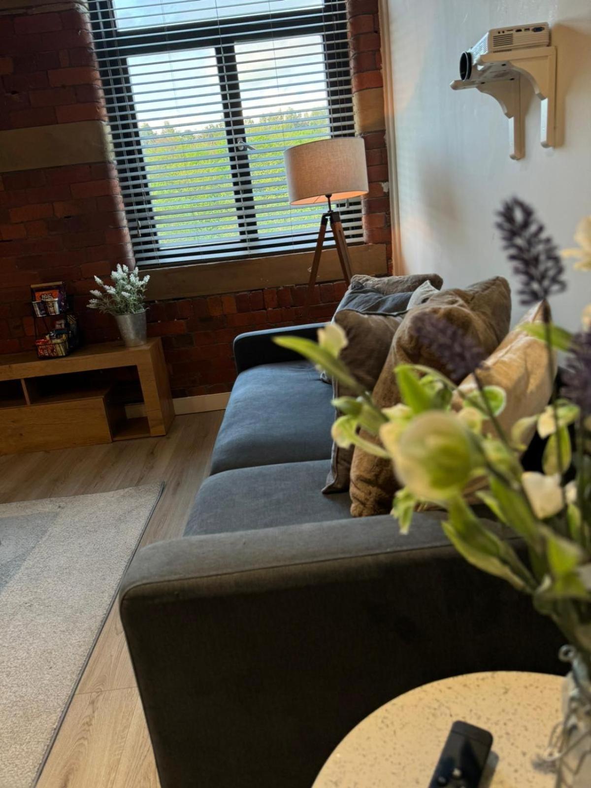 Stylish 2 Bed - 24hr Check-in - Free Wifi, Netflix, Live Tv & Sports * Bradford (West Yorkshire)