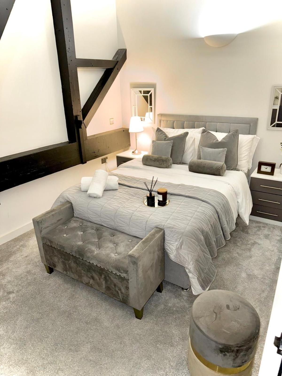 Apartment Stylish 2 Bed - 24hr Check-in - Free Wifi, Netflix, Live Tv & Sports